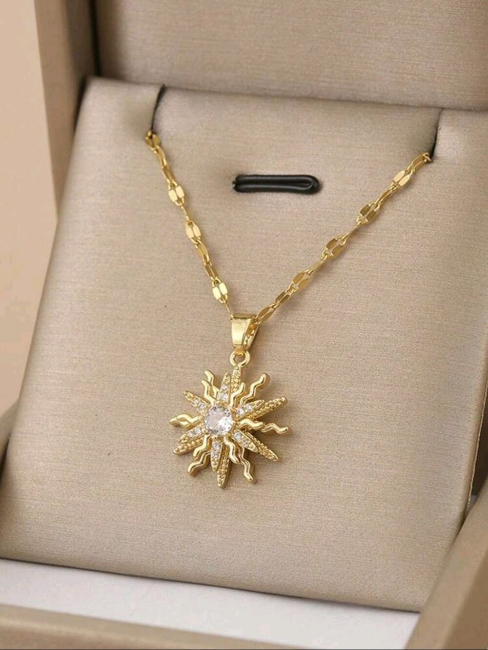 BRAND NEW ** Gold Sunburst Pendant Necklace